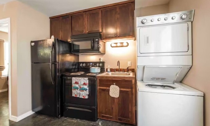 Russellville Cottage | Pierre’s Getaway, near Tech and ANO!