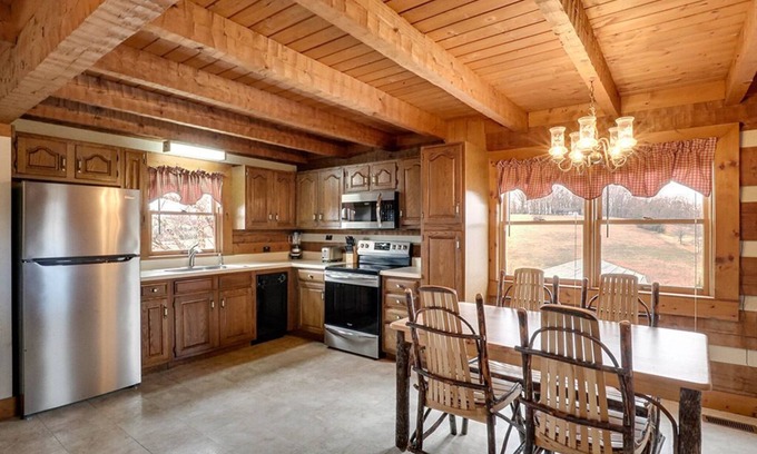 Kodak Cabin | Pigeon Forge - FIVE MINUTES TO BUCCEES - 3 Bedroom - Sleeps 8