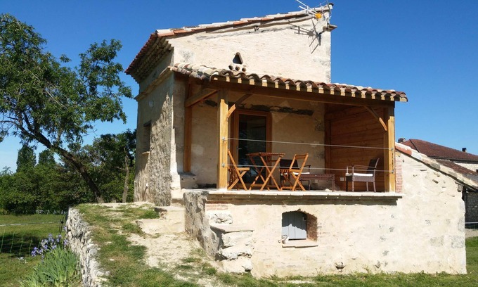 Cahuzac-sur-Vere Apartment | Pigeonnier defonclamouse gite for 2 people
