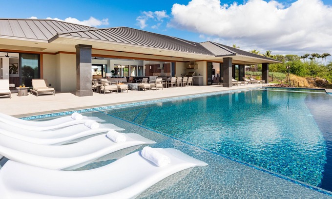 Kamuela House | ❤️PiH❤️ Hawaiian Elegance ★ Short walk to best beaches ★ Heated Lap Pool & Spa