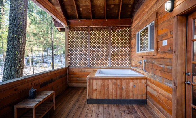 Ashland Cabin | Pilot Rock Cabin w/Jacuzzi and Wood Stove at Green Springs Inn