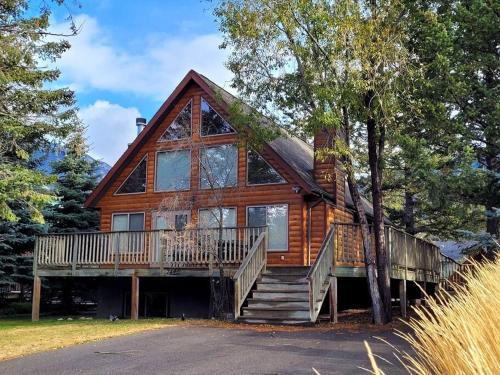 East Kootenay Apartment | Pine Cone Cabin by StayIn