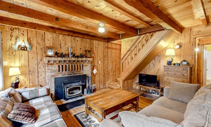 McKinney Estates Cabin | Pine Knolls | Private cabin with hot tub | Pets Welcome
