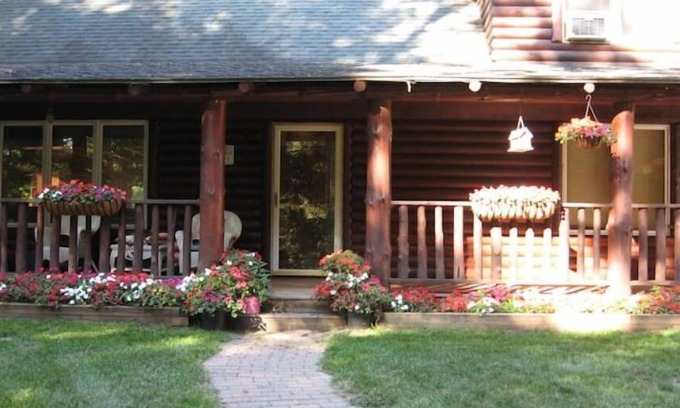 Mount Pleasant Apartment | PINE LODGE ~ Cozy and Snug ~ A great get-away!