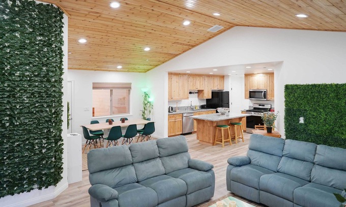 Pine Mountain Club Villa | Pine Mountain Club Villa w/Sauna, Deck + Views!