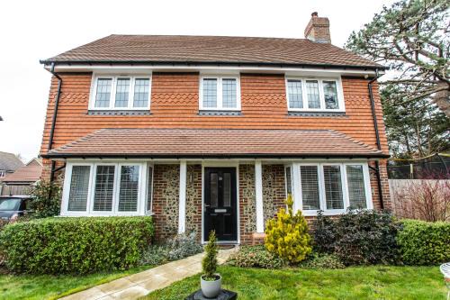 Birdham House | Pine Trees - 4 bed home in The Witterings