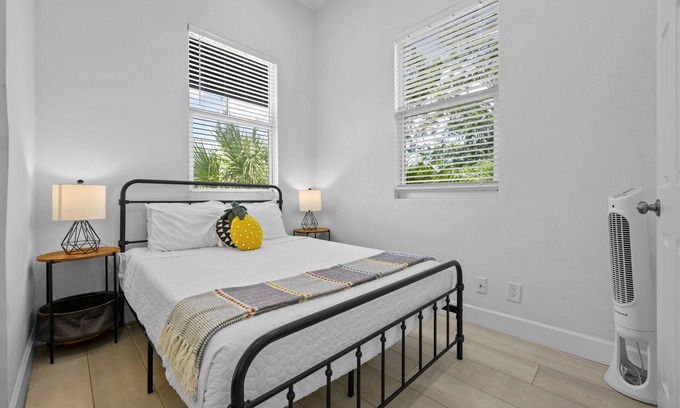 Gillespie Park Apartment | Pineapple Paradise #1 13 min to Beach Fire Pit