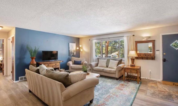 Woodland Park House | Pinecone Cottage: Hot Tub, Fireplace, Fire pit