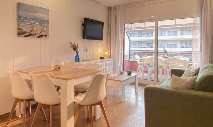 L'Estartit Apartment | Pineda Apartment with pool. 2 bedrooms in first line of sea.