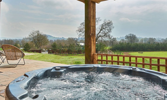 Llansantffraid-ym-Mechain Cabin | PINELANDS, family friendly in Llansantffraidd-Ym-Mechain