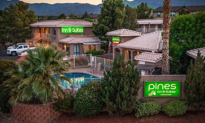 Cottonwood Hotel | Pines Inn & Suites