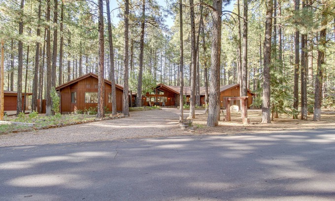 Pinetop Cottage | Pinetop Cabin w/ 2 Fireplaces & Hot Tub!