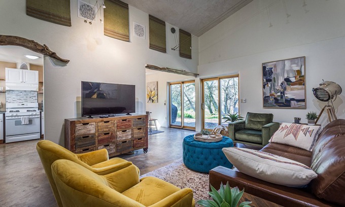 Three Rivers House | Ping pong, fire pit, record player, & more! Sleeps 8