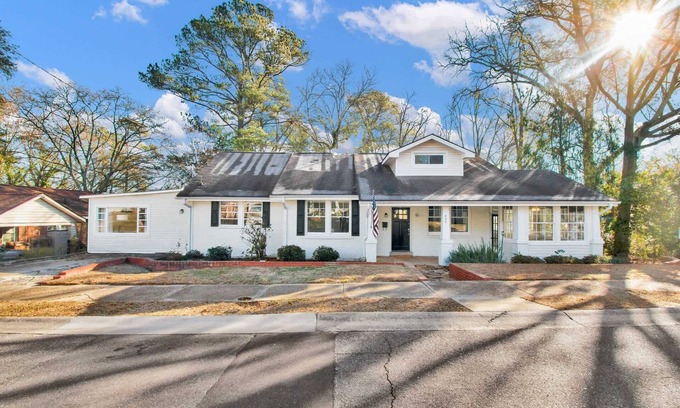 Terry Sanford House | Ping-Pong & Huge Yard! Central- Fayetteville Pearl