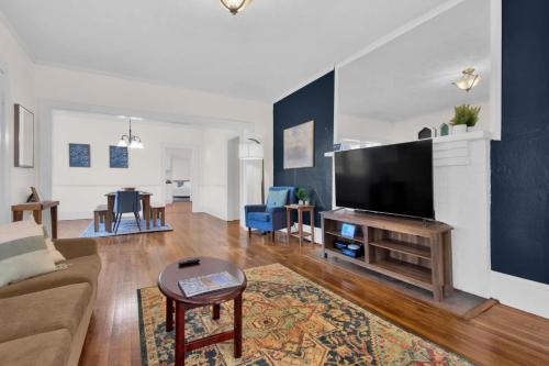 Terry Sanford House | Ping-Pong & Huge Yard Central- Fayetteville Pearl