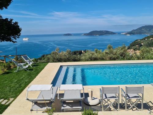 Pugliola House | Pini House, inside a private Park, Pool, Tennis, AC, Parking next home and Parking in Lerici!