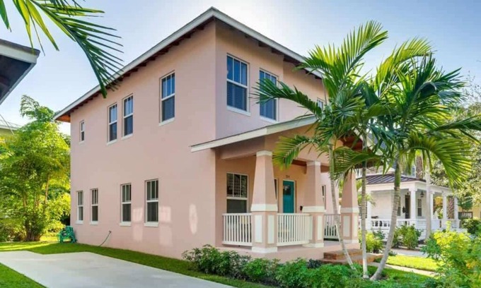 Grandview Heights House | Pink House - Bask in Style Steps from the Convention Center