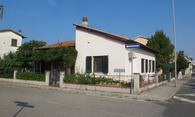 Cecina House | PINK HOUSE WITH GARDEN AND AIR CONDITIONING