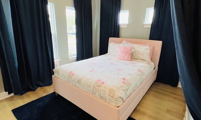 Talbot's Corner House | Pink Paradise Just 10 mins from Downtown Nashville