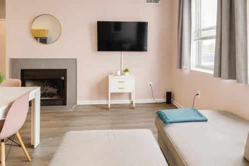 Downtown Cleveland Apartment | Pink playhouse sq near Progressive field & CSU