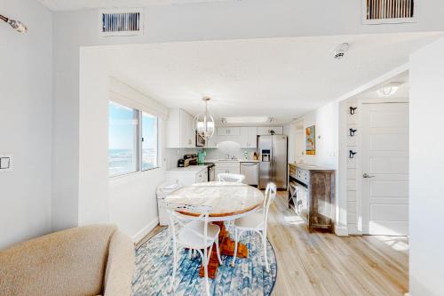 Sunnyside Apartment | Pinnacle Port A-929