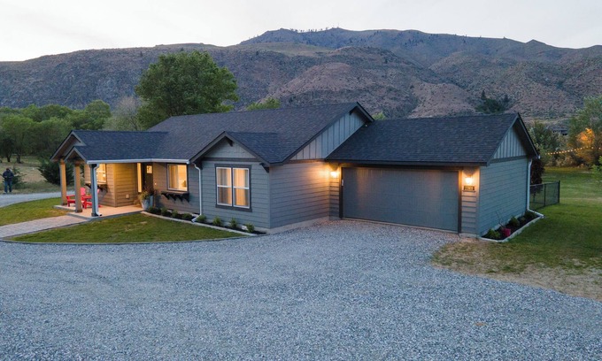 Orondo House | Pirates Cove | Glamping-Style Escape with Dock, Cabins & River Access