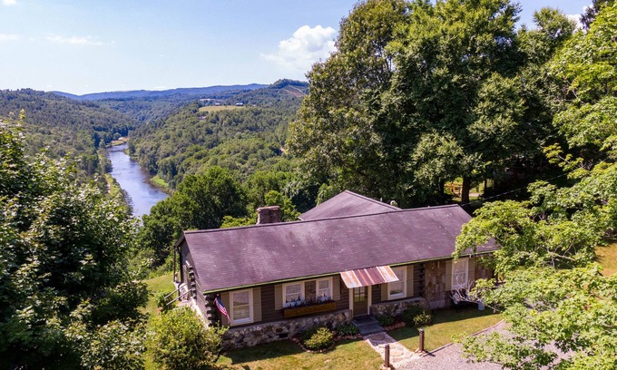 West Jefferson House | Pisgah Heights - Stunning high elevation views of the New River!