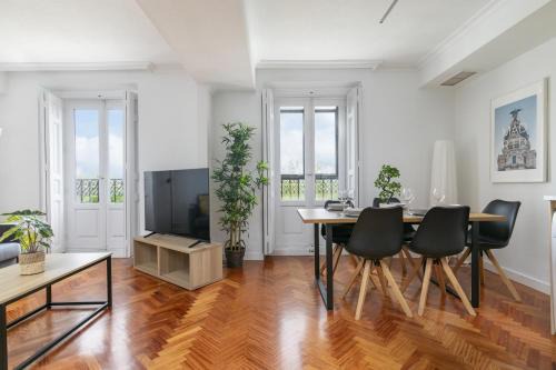 Recoletos Apartment | Piso luminoso con balcones frente Parque Retiro