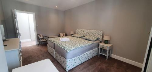 Thames Ditton Apartment | Place to Stay in Thames Ditton