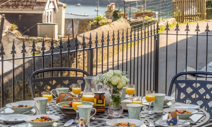 Fowey House | Place View is a delightful and traditional Cornish terraced cottage.