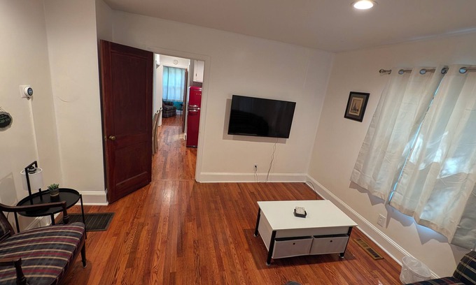 Enderly Park House | Plaid Pad - Stylish Modern Couples Retreat 12 mins to Airport & Downtown