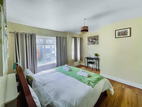 Plaistow South Apartment | Plaistow Custom House Excel free parking, sleeps 6