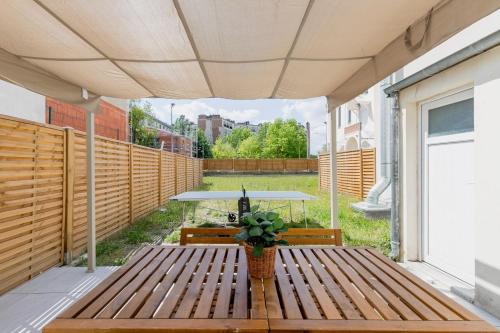 Pere Lachaise Apartment | Play ping pong in your magical garden in Paris