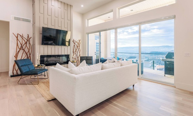 Black Mountain House | Play&Stay: Mountain & Lake Views/Theatre+ Spacious