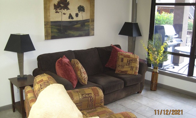 South Pandosy Condo | PLAYA DEL SOL. MORNING-COFFEE IN THE SUN, AFTERNOON-COCKTAILS IN THE SHADE.