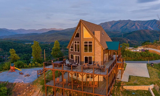 Gatlinburg Cottage | Playgrounds and Mountains Near The Parkway