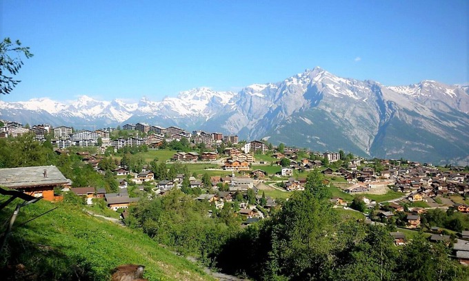 Saint-Pierre-de-Clages Apartment | Pleasant apartment with paid sauna