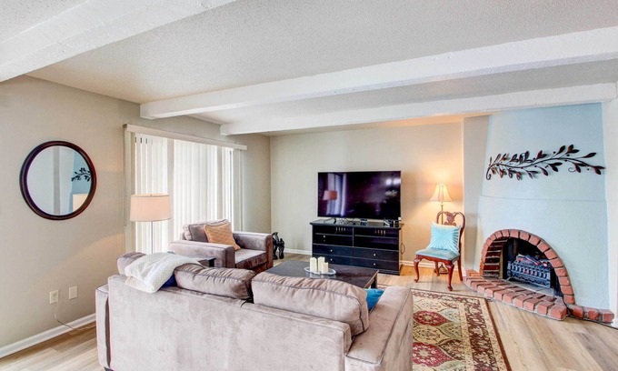 Overland Park Condo | Pleasant Condo - 14 Mi to Dtwn Kansas City