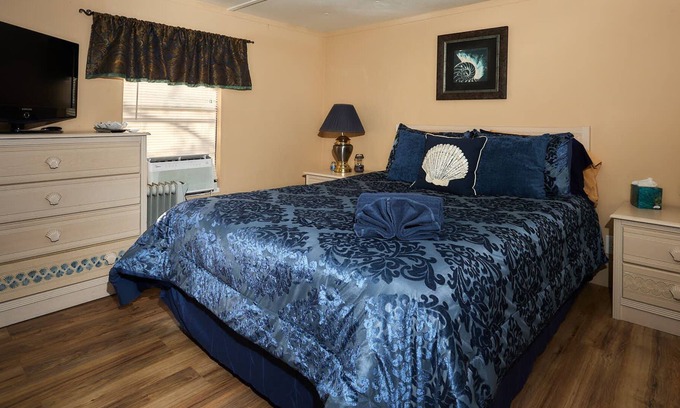 Homosassa House | Pleasant Days Bb Scallop Room