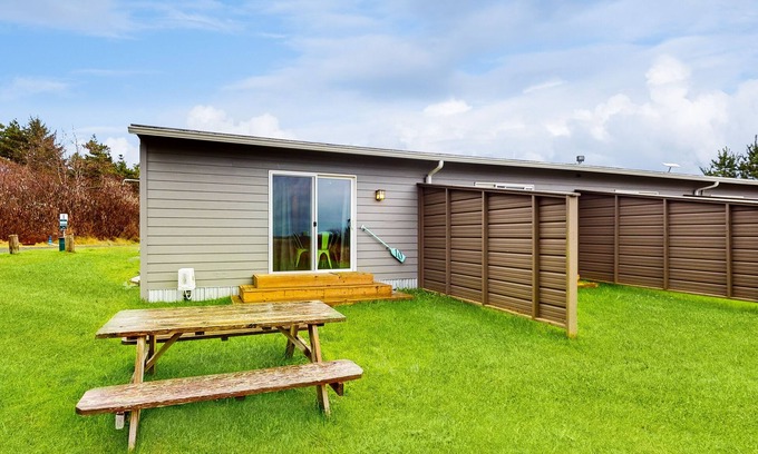 Grayland Condo | Pleasant dog-friendly condo near beach with hot tub, fireplace & outdoor area