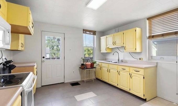 Avalon House | Pleasant Getaway in Avalon, PA