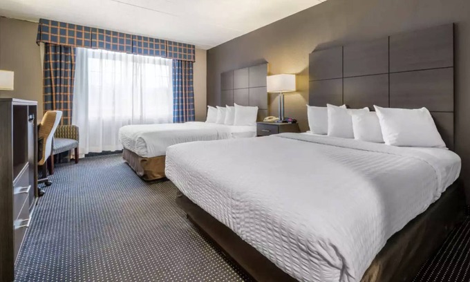 New Cumberland House | Pleasant room with bath close to the State Capital