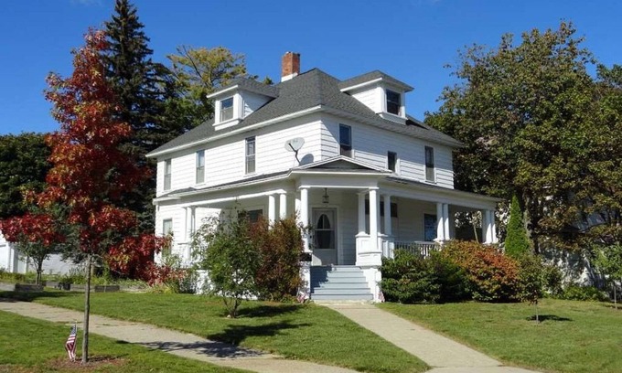 Munising House | Plenty of Parking & Trail Access! Walk to restaurants & bars in Munising