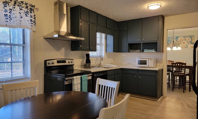 Stone Mountain House | Plenty of Space 35 Minutes From Atlanta Sleeps 20+