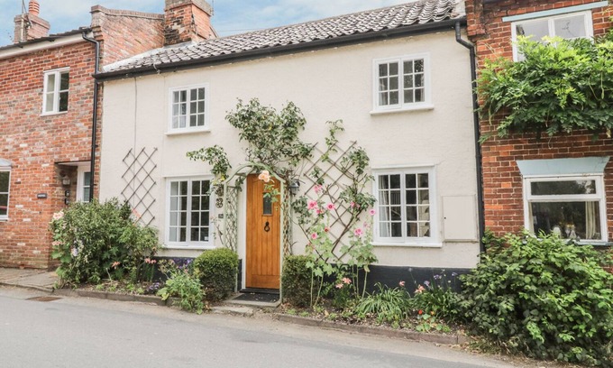 Hoxne Cottage | PLOUGHMAN'S, pet friendly, character holiday cottage in Hoxne