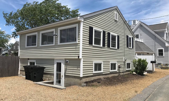 Newbury House | Plum Island Newbury Beach Rental- 3 min Walk to the beach