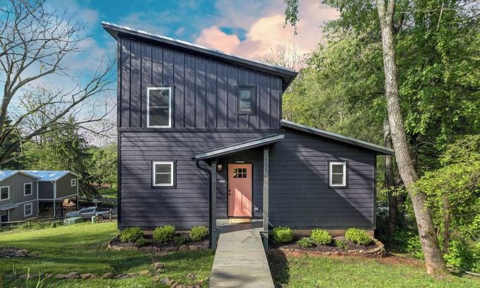 Woodfin House | Plum Perfect Hideaway by AvantStay | Near Downtown