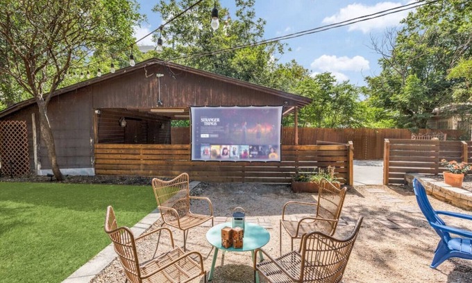 Mahncke Park House | Plunge Pool&Hot tub~Outdoor Theater~King Bed~Downtown
