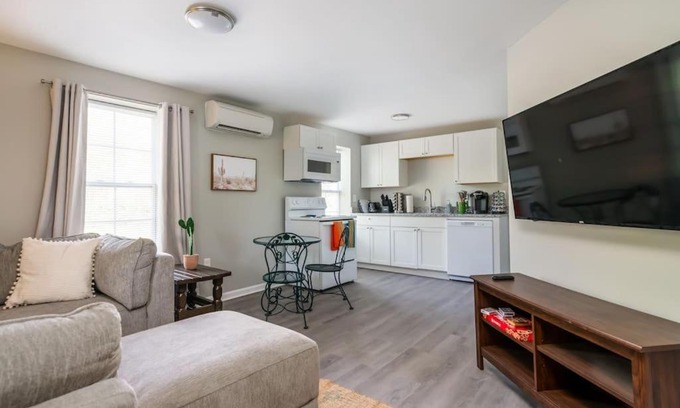 Columbia Apartment | Plush 1 bed APT near Five Points! Bring your pets!