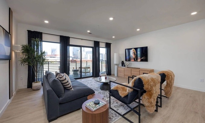 The Gulch House | Plush Haven-2 Unit Combo-Walk To Broadway